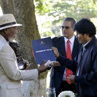 Morgan Freeman entrevista a Evo Morales sobre su vida política