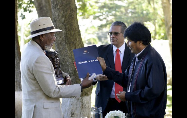 Morales le entregó a Freeman un libro que recoge la centenaria demanda marítima de su país a Chile. EFE /