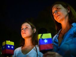 Los estudiantes tenían velas y flores para recordar a sus compañeros. AFP / R. Schemidt