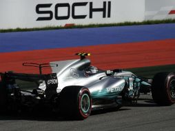 Con una salida brillante, Valtteri Bottas se permitió progresar desde la tercera hasta la primera plaza. AP / P. Golovkin