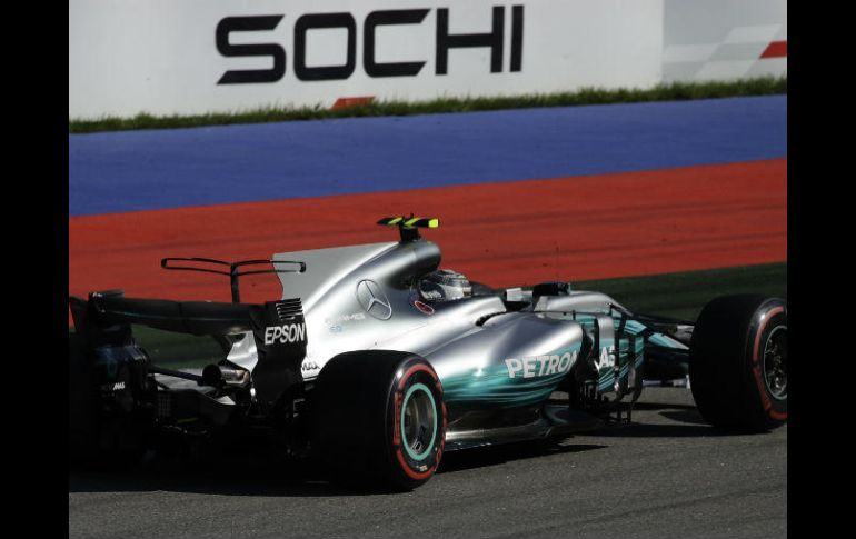 Con una salida brillante, Valtteri Bottas se permitió progresar desde la tercera hasta la primera plaza. AP / P. Golovkin