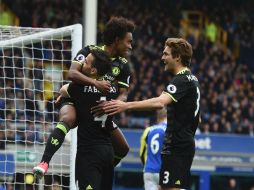 Willian (I) celebra después de anotar el tercer gol del Chelsea. AFP / P. Ellis