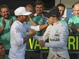 Hizo un trabajo excepcional, realmente se merece la victoria, dice Hamilton sobre su compañero. EFE / S. Suki