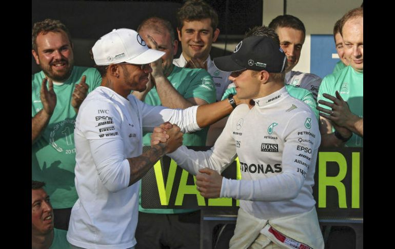 Hizo un trabajo excepcional, realmente se merece la victoria, dice Hamilton sobre su compañero. EFE / S. Suki