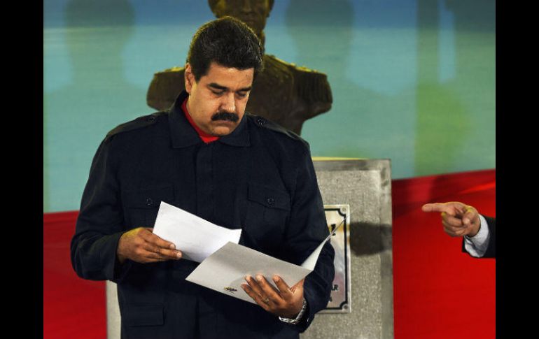 Maduro alega que la crisis económica es producto de ‘una guerra económica’ de empresarios que apoyan a la oposición. AFP / ARCHIVO