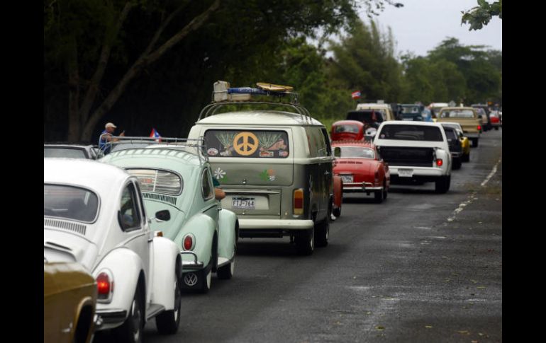 El desfile reunió a dos mil 491 automóviles antiguos de más de 30 años. EFE / T. Llorca