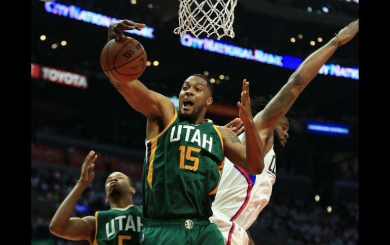 El reserva Derrick Favors aporta doble-doble de 17 puntos. AFP / S. M. Haffey