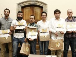 Los ganadores del concurso posan con sus reconocimientos y premios. EL INFORMADOR / A. Camacho