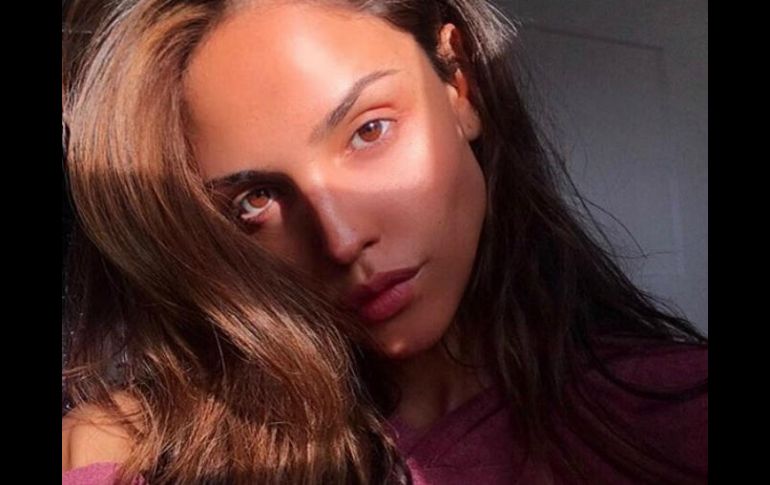 'Bronceada y sin maquillaje' escribió Eiza para acompañar la imagen. INSTAGRAM / eizagonzalez