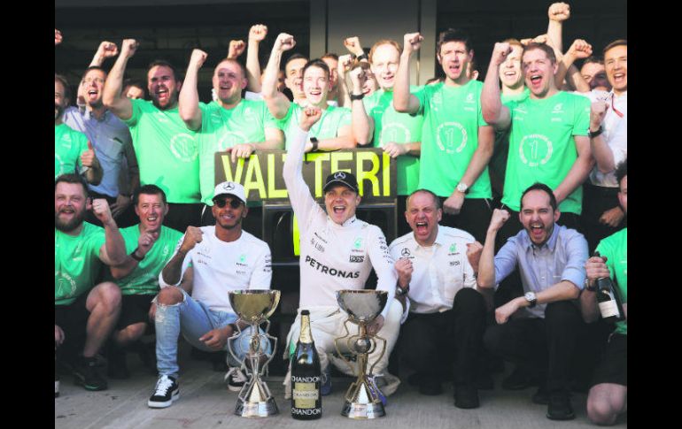 Al término del Gran Premio de Rusia, Valtteri Bottas celebró con mecánicos e ingenieros del equipo Mercedes, incluido Lewis Hamilton. EFE / S. Suki