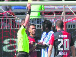 'Es mi color, es mi color'. Sulley Muntari es amonestado tras reclamar al árbitro que aficionados lo insultaron. AP /