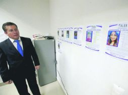Dante Haro observa las fichas de búsqueda de mujeres en las instalaciones de la Fiscalía Especializada en Personas Desaparecidas. EL INFORMADOR /