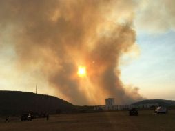 El fuego en cerro de Totoltepec quedó controlado y bomberos trabajan para extinguirlo. ESPECIAL /