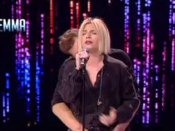 En el video se ve cómo el bailarín toca la cadera de la cantante pero después hace un acercamiento sexual por la espalda. FACEBOOK / Amici di Maria De Filippi