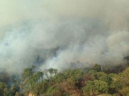 Alrededor de 104 combatientes trabajaban en el lugar, los cuales se apoyaron con 26 vehículos y tres helicópteros. ESPECIAL /