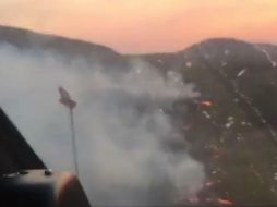 Vista aérea del incendio. Los helicópteros que ayudan en la emergencia están en tierra, esperan  que vuelva a salir el sol para operar. TWITTER / UMPCyBZ