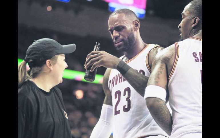 ¡Salud! LeBron James cerró su noche de 35 puntos con un sorbo de cerveza. AP / l. Klafczynski