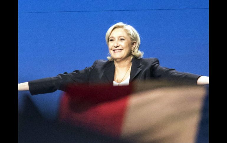 La líder del Frente Nacional (FN), Marine Le Pen, ofrece un discurso durante un mitin en Villepinte. EFE / E. Laurent