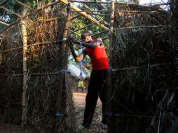 Un nuevo desplazado construye una cabaña en Bambari, República Centroafricana. ESPECIAL / Human Rights Watch