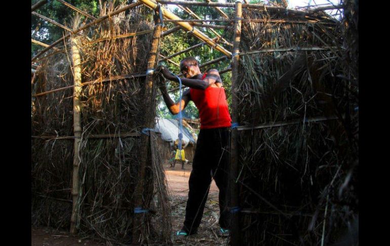 Un nuevo desplazado construye una cabaña en Bambari, República Centroafricana. ESPECIAL / Human Rights Watch