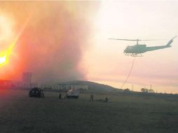 Distintas corporaciones combaten desde ayer el incendio en el bosque de la Primavera, entre Pinar de la Venta y el cerro del Dieciocho. ESPECIAL /