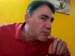 Según un video, ámaso se paseó por las inmediaciones del Monumento a la Revolución, en donde comió mariscos y lo grabaron. ESPECIAL /