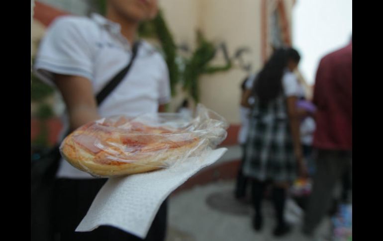 Señalan que los platillos preparados y vendidos en la calle podrían transmitir la enfermedad. EL INFORMADOR / ARCHIVO