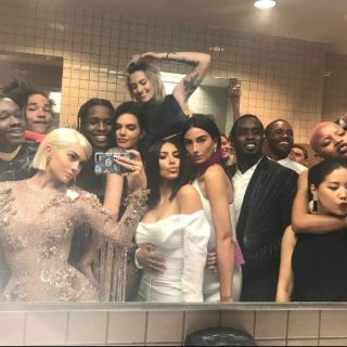 'Selfie' en el baño de la Gala Met rompe récord