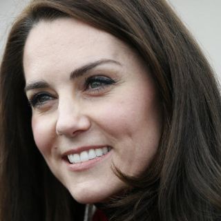 Duques de Cambridge demandan a revista por fotos de Catalina en topless