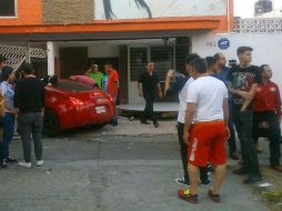 La víctima terminó por chocar su auto contra una finca y terminó dentro de la cochera. ESPECIAL /