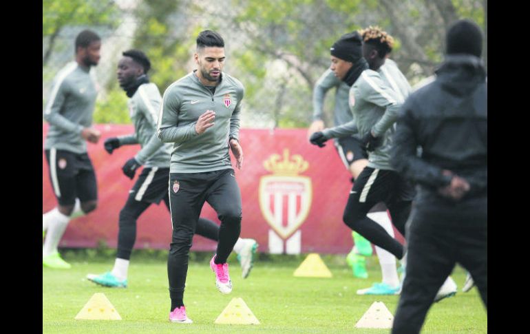 Preparación. El delantero del Mónaco, Radamel Falcao (centro) durante el entrenamiento. EFE /