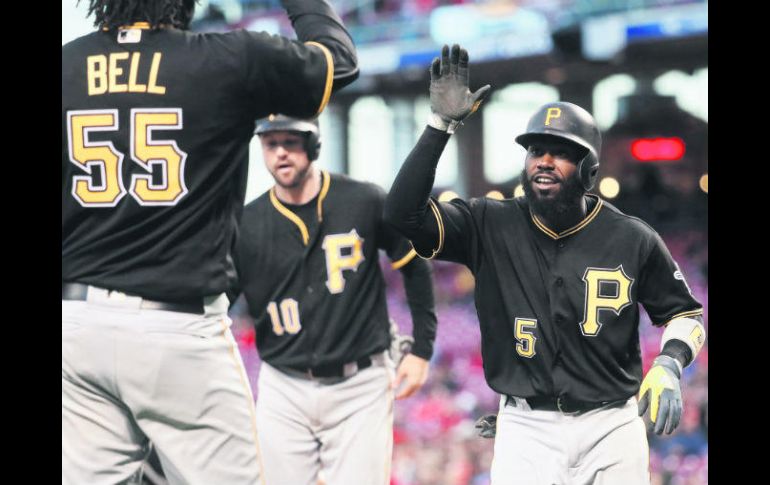 Festejo. Josh Harrison (#5) celebra su jonrón productor de tres carreras durante el partido de ayer. AP /