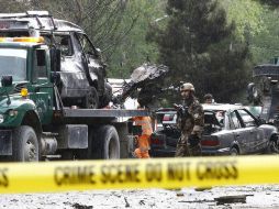 Miembros de las Fuerzas de Seguridad afganas inspeccionan el lugar donde ocurrió la explosión. EFE / J. Kargar