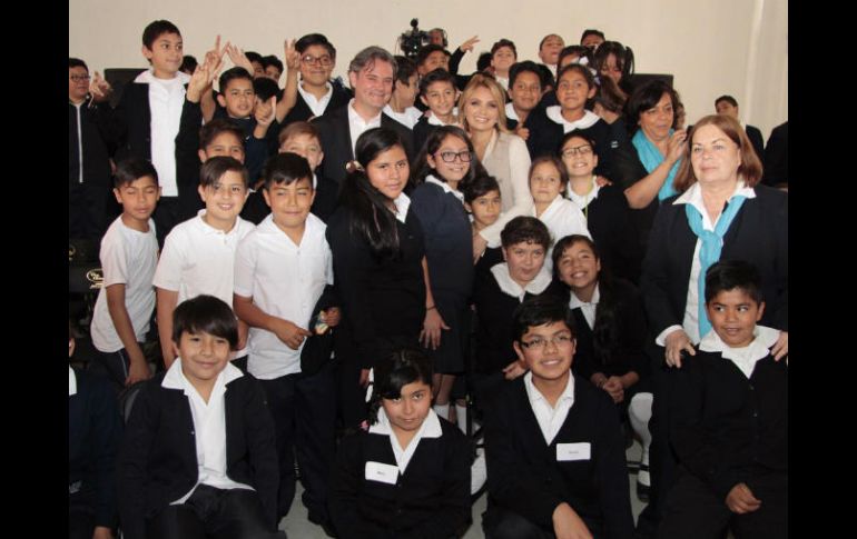 Angélica Rivera de Peña y Aurelio Nuño durante la entrega de la remodelación de la Escuela Primaria DIF. TWITTER / @aurelionuno