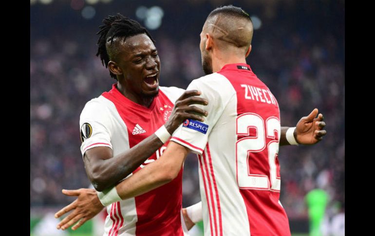 Bertrand Traoré (I) celebra uno de los dos goles con que contribuye a la victoria del Ajax. AFP / E. Dunand