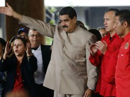 En un acto público, Maduro entrega el decreto que solicita la conformación de la asamblea constituyente al poder electoral. AP / A. Cubillos