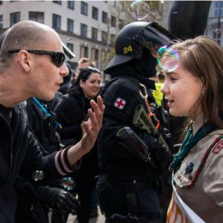 Niña scout enfrenta a manifestante en la República Checa