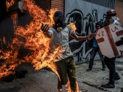 A punta de bombas lacrimógenas, las fuerzas de seguridad hicieron retroceder la marcha opositora. AFP / J. Barreto