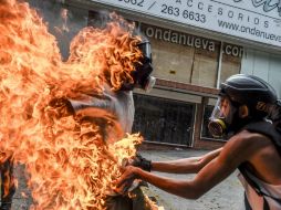 Los inconformes habían lanzado cócteles molotov a una tanqueta, lo que provocó el siniestro. AFP / J. Barreto
