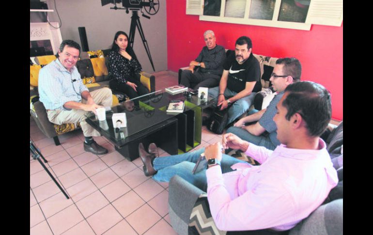 De izquierda a derecha, el autor Diego Petersen, Oralia Flores, Aurelio Hernández, René Michel, Aldo Muñoz y Fernando Carvajal. EL INFORMADOR / F. Atilano