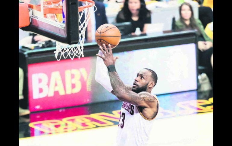 Imparable. LeBron James (#23) superó a Kareem Abdul-Jabbar entre los máximos anotadores en Playoffs. AFP /