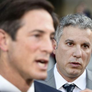 Condenan a prisión al exmánager de Alanis Morissette