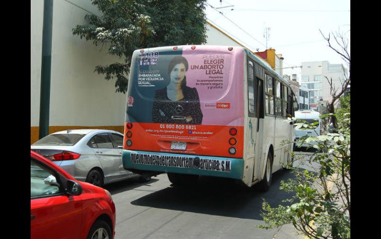 Entre las 12:00 y 13:00 horas de ayer se observaron 20 camiones con publicidad  en el cruce de Mariano de la Bárcena e Hidalgo. EL INFORMADOR / E. Barrera