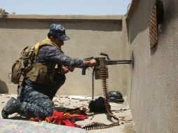 Un miembro de las fuerzas iraquíes carga su arma en uno de los frentes de guerra. AFP / A. Al-Rubaye