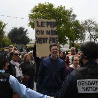 Tiran huevos a Marine Le Pen en acto al oeste de Francia
