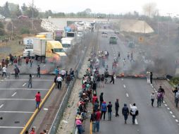 Tras los choques, habitantes de Palmarito bloquearon la carretera Puebla-Orizaba  donde denuncian la desaparición de 14 personas. AFP / J. Castañares