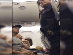 El incidente habría ocurrido el 23 de abril; fueron amenazados con cárcel de no acatar las órdenes de la aerolínea. YOUTUBE / THEJCRTUBE