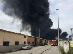 Los bomberos establecieron un perímetro de seguridad de 500 metros alrededor de la instalación de Requimsa para apagar el fuego. AFP /