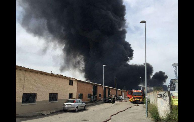 Los bomberos establecieron un perímetro de seguridad de 500 metros alrededor de la instalación de Requimsa para apagar el fuego. AFP /