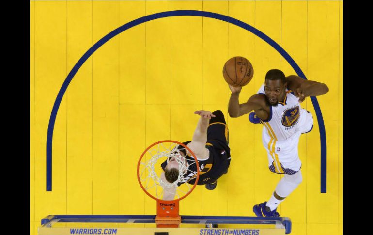 Kevin Durant aportó 25 puntos, 11 rebotes y 7 asistencias. AFP /